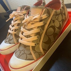 Coach women’s size 10 Barrett khaki/Nat color way — used in great condition